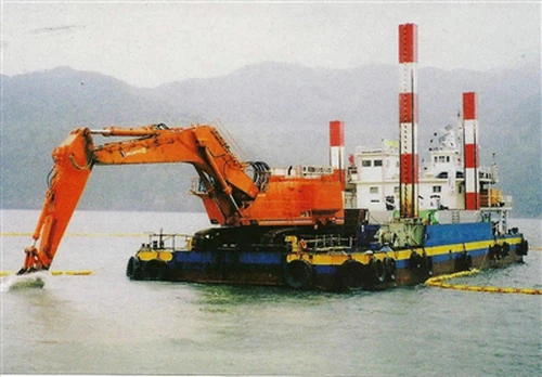 バックホー浚渫船について
